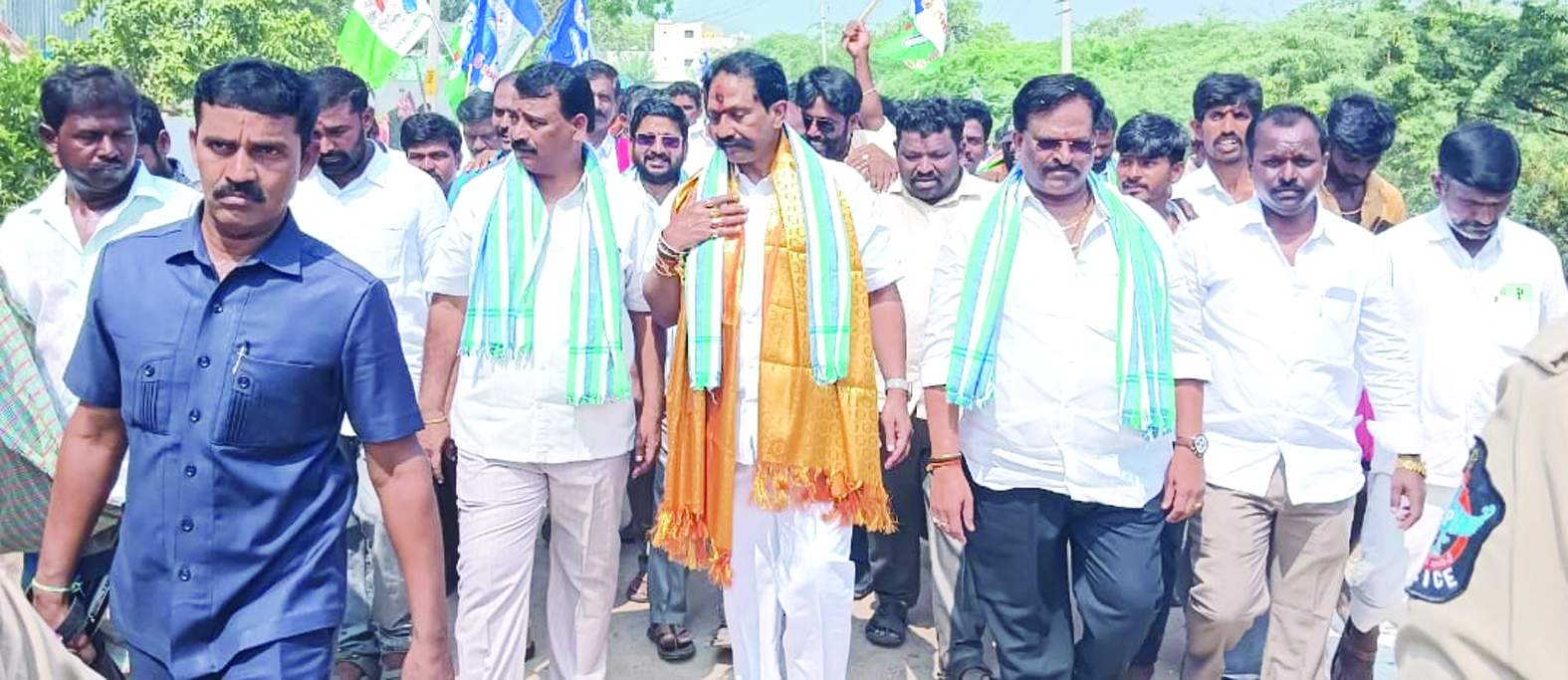 పెద్దకడబూరులో స్వాగతం పలుకుతున్న నాయకులు