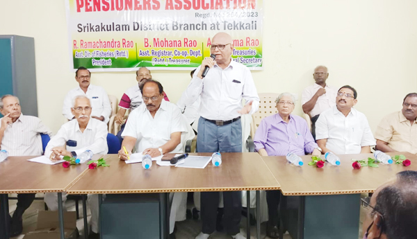 పెన్షనర్ల సమస్యలపై పోరాటం