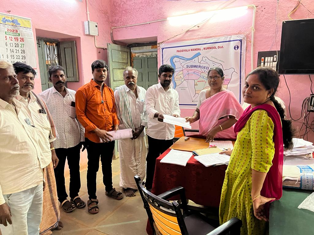 తహశీల్దార్‌కు వినతిపత్రం అందజేస్తున్న నాయకులు