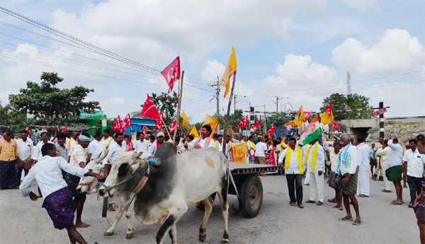 Farmers-blocked-the-Patikonda-road-with-edlabands