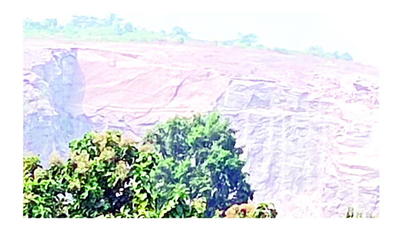 క్వారీ పేలుళ్లతో ఇళ్లకు పగుళ్లు