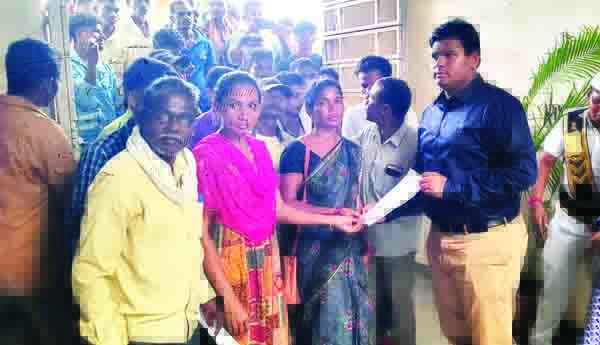 2 నెలలుగా రేషన్‌ బియ్యం ఇవ్వకపోవడంపై నిరసన