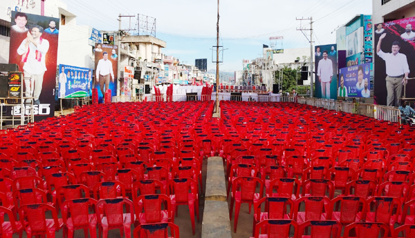 రోడ్డుపై సభావేదిక