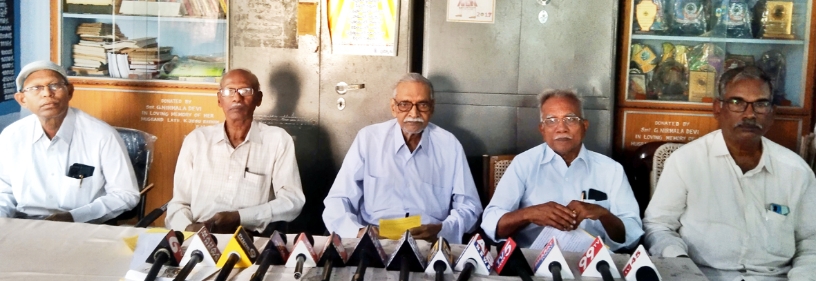 భవనాన్ని ఖాళీ చేయకుంటే నిరవధిక ధర్నా