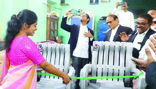 కుర్చీలు వితరణ