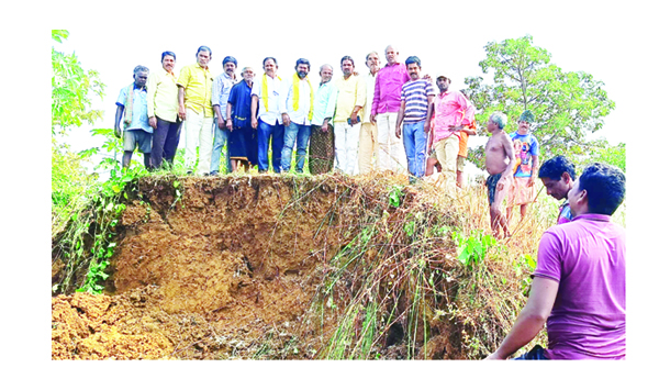 చెరువు గండిని పరిశీలించిన టిడిపి నాయకులు
