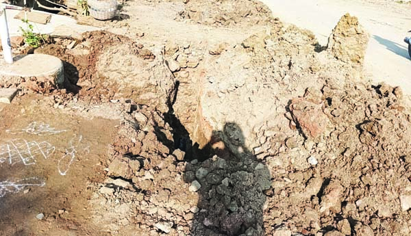 ఎక్కడ గోతులు అక్కడే...