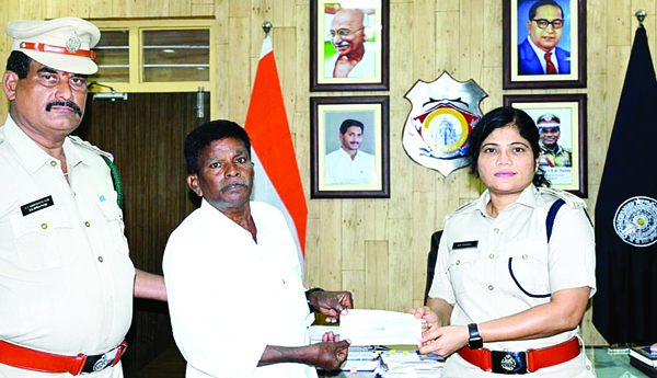 విశ్రాంత హోంగార్డుకు ఆర్థిక చేయూత