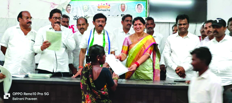 రైతులకు పట్టాలు పంపిణీ