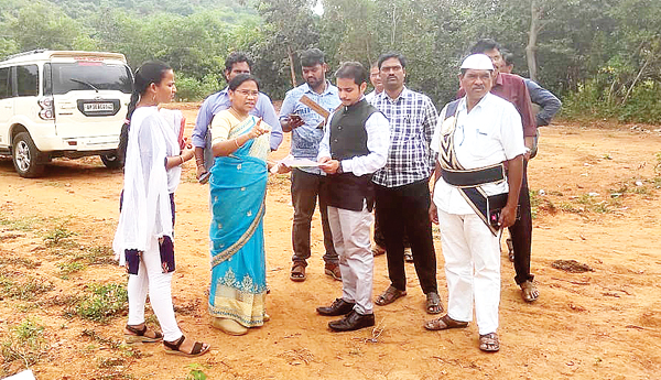 లే అవుట్లను పరిశీలించిన సబ్‌ కలెక్టర్‌