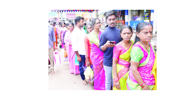 కొనసాగుతున్న భక్తుల తాకిడి