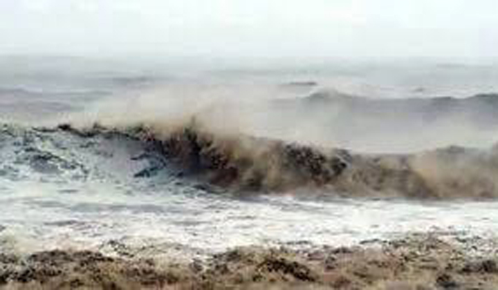 కోడూరు బీచ్‌లో అలల ఉధృతి