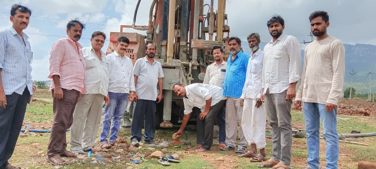 జెడ్‌పి నిధులతో బోరు ఏర్పాటు