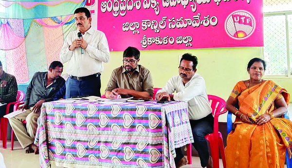 సకాలంలో జీతాలు చెల్లించాలి