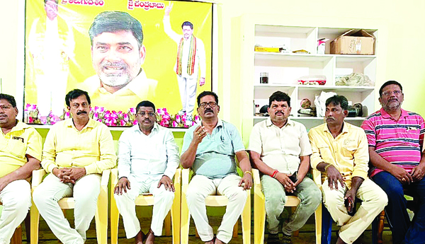 మంత్రి ప్రోద్బలంతోనే శిరీష అడ్డగింత