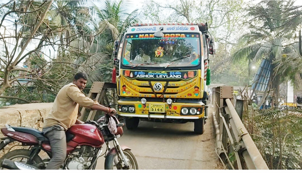 Heavy-vehicles-should-be-stopped-on-the-bridge-Lankan-villagers