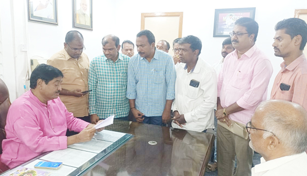 వంశధార భూసేకరణ యూనిట్‌-4ను కొనసాగించాలి