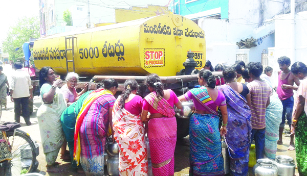 పండగ పూటా తాగునీటికి అవస్థలే