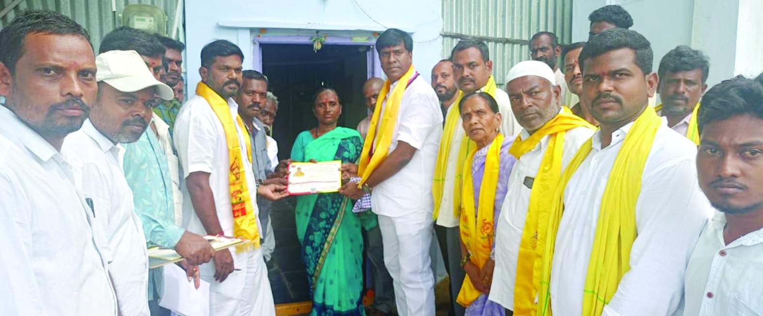 ఇంటింటి ప్రచారం చేస్తున్న బీవీ