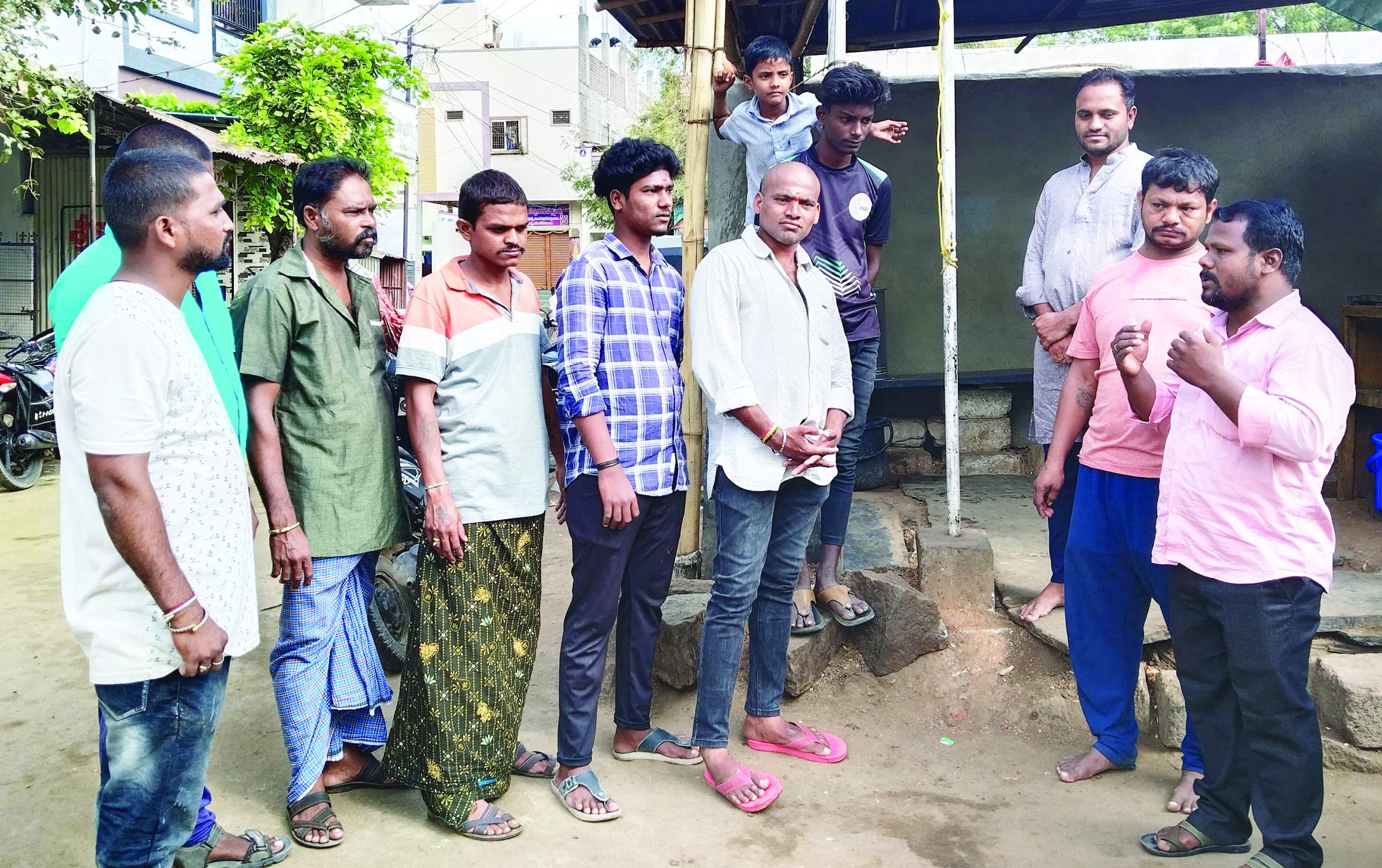 ఎమ్మిగనూరులో జెండాను ఆవిష్కరిస్తున్న నాయకులు