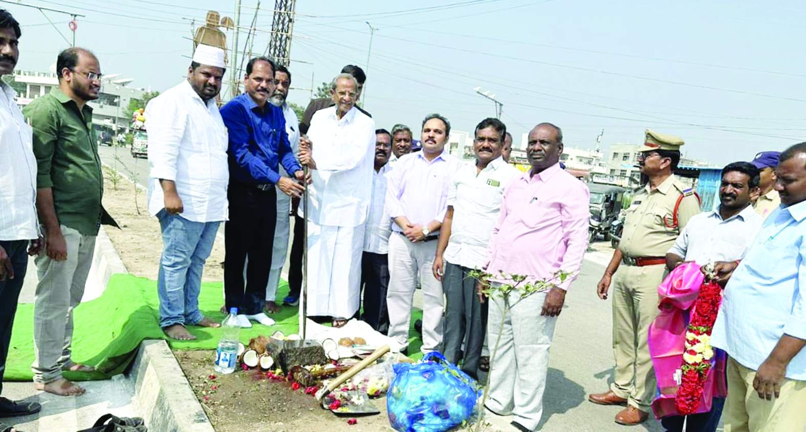 శంకుస్థాపన చేస్తున్న ఎమ్మెల్యే ఎర్రకోట చెన్నకేశవరెడ్డి