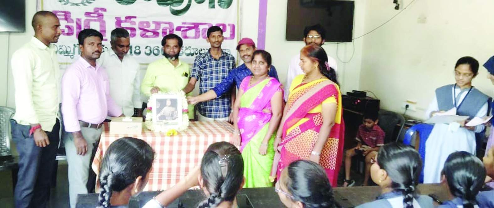 లూకా పాసియోలికి నివాళులర్పిస్తున్న సిబ్బంది