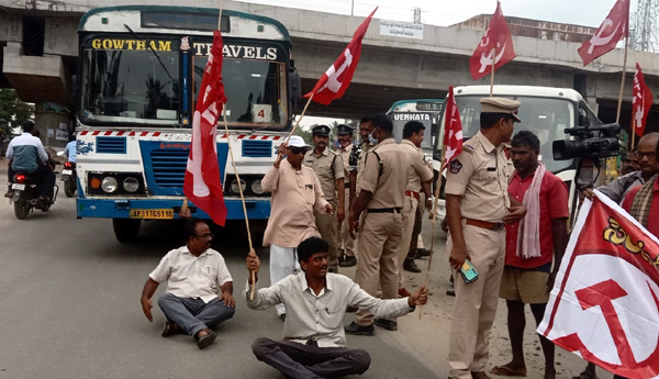 జాతీయ రహదారిపై రాస్తారోకో