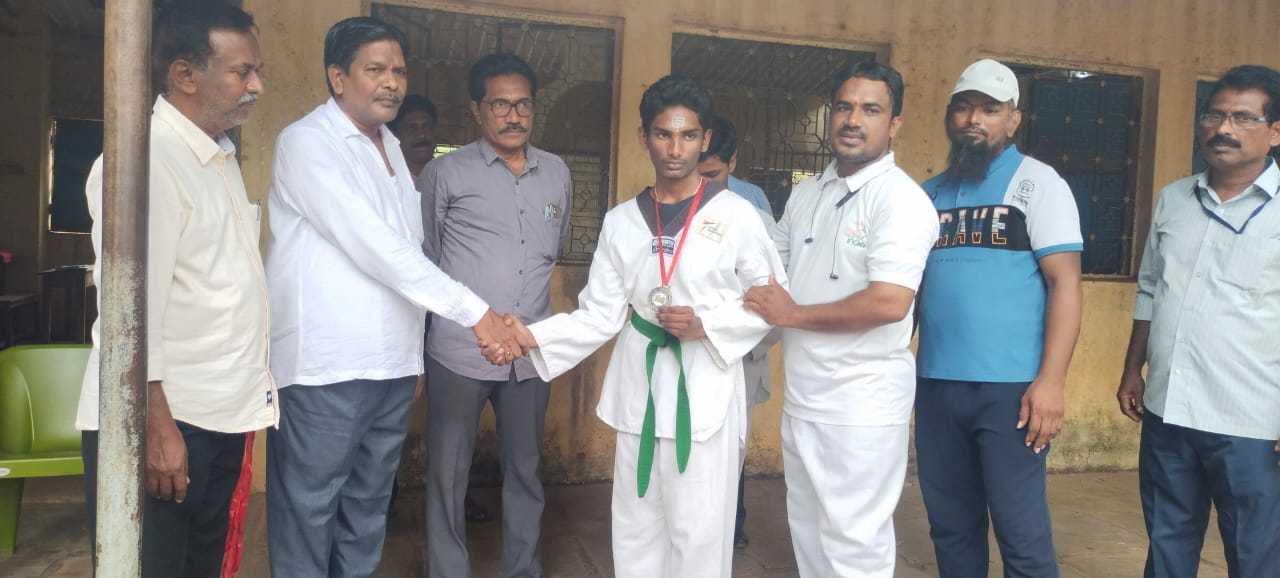 అభినందిస్తున్న ప్రిన్సిపల్‌ 