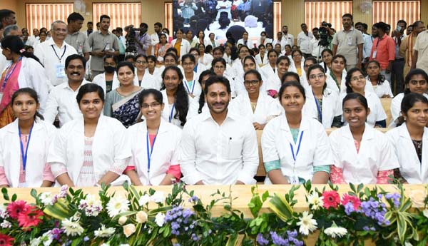 విద్యార్థులతో కలిసి ఫొటో దిగిన సిఎం జగన్