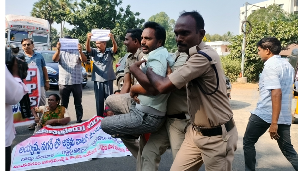 స్పీడ్ బ్రేకర్లు ఏర్పాటు చేయాలని.. రహదారిపై బైఠాయింపు