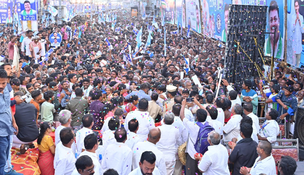 సభకు హాజరైన జనం