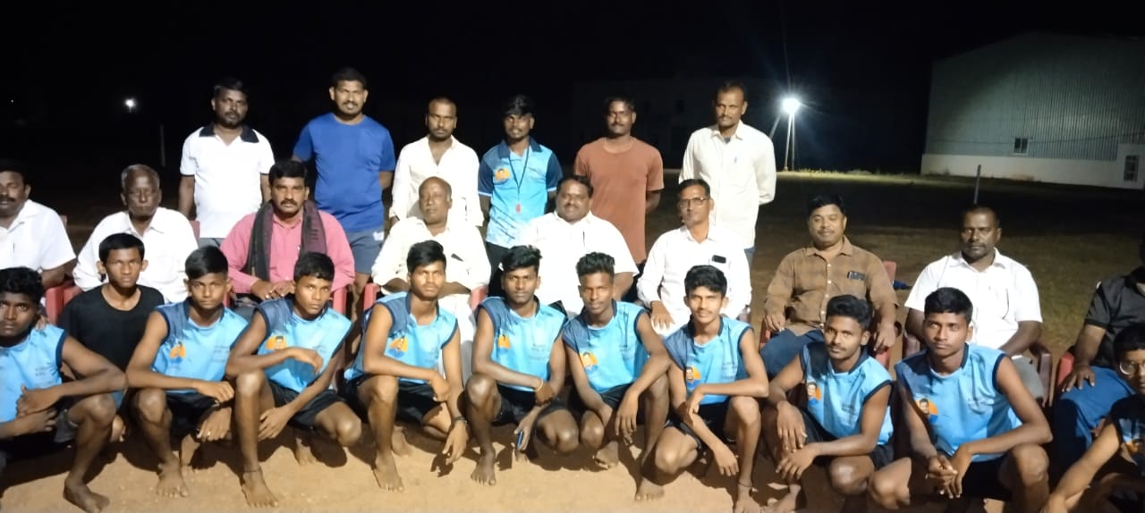 క్రీడాకారులకు దుస్తులు పంపిణీ చేస్తున్న పుల్యాల నాగిరెడ్డి