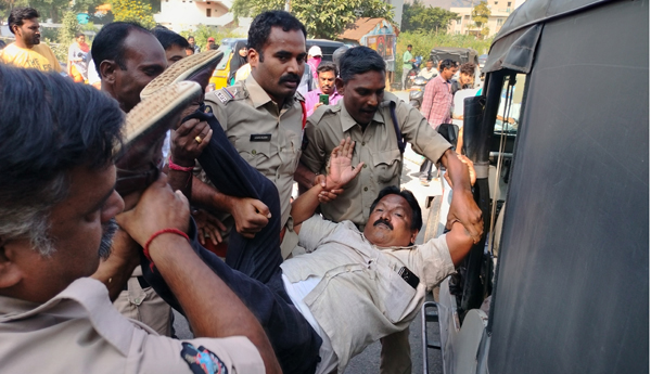 రహదారిపై బైఠాయించిన పిపిఎస్ఎస్ నాయకులను అరెస్టు చేస్తున్న పోలీసులు