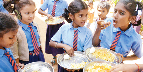 గుజరాత్‌కు చెందిన 34 ఏళ్ల సీజల్‌ దరువాలా ఒక వలస కార్మికురాలు. ప్రస్తుతం ఆమె తన సొంతూరు భారుచ్‌కి 150 కిలోమీటర్ల దూరంలో జరిగే భవన నిర్మాణ స్థలంలో పనిచేస్తున్నారు. లాక్‌డౌన్‌ కారణంగా సొంతూళ్లకు తిరిగొచ్చిన తమకు పనులు లేక కుటుంబ పోషణకు నానా అవస్థలు పడుతున్నారు. తన ఇద్దరు పిల్లలకు కనీసం రెండు పూటలా సరిపడా తిండి పెట్టేందుకే అంతదూరం పనులకు వెళ్ల్లాల్సి వస్తుందని ఆమె ఆవేదన వ్యక్తం చేస్తోంది. లాక్‌డౌన్‌ ముందుకన్నా లాక్‌డౌన్‌ అనంతర పరిస్థితులు వారి జీవితాలను పూర్తిగా మార్చేశాయని, తమ జీవితాలు దుర్భర పరిస్థితుల్లో ఉన్నాయని వాపోతుంది. సొంతూళ్లలో లేనికారణంగా ప్రభుత్వ పథకాలు అందుకునేందుకు తమ వద్ద సరైనా ఆధారాలు లేవని, దీంతో ఇటు పనులు లేక.. అటు ప్రభుత్వ పథకాలు అందక తీవ్ర ఇబ్బందులు పడుతున్నామని ఆవేదన వ్యక్తం చేశారు.