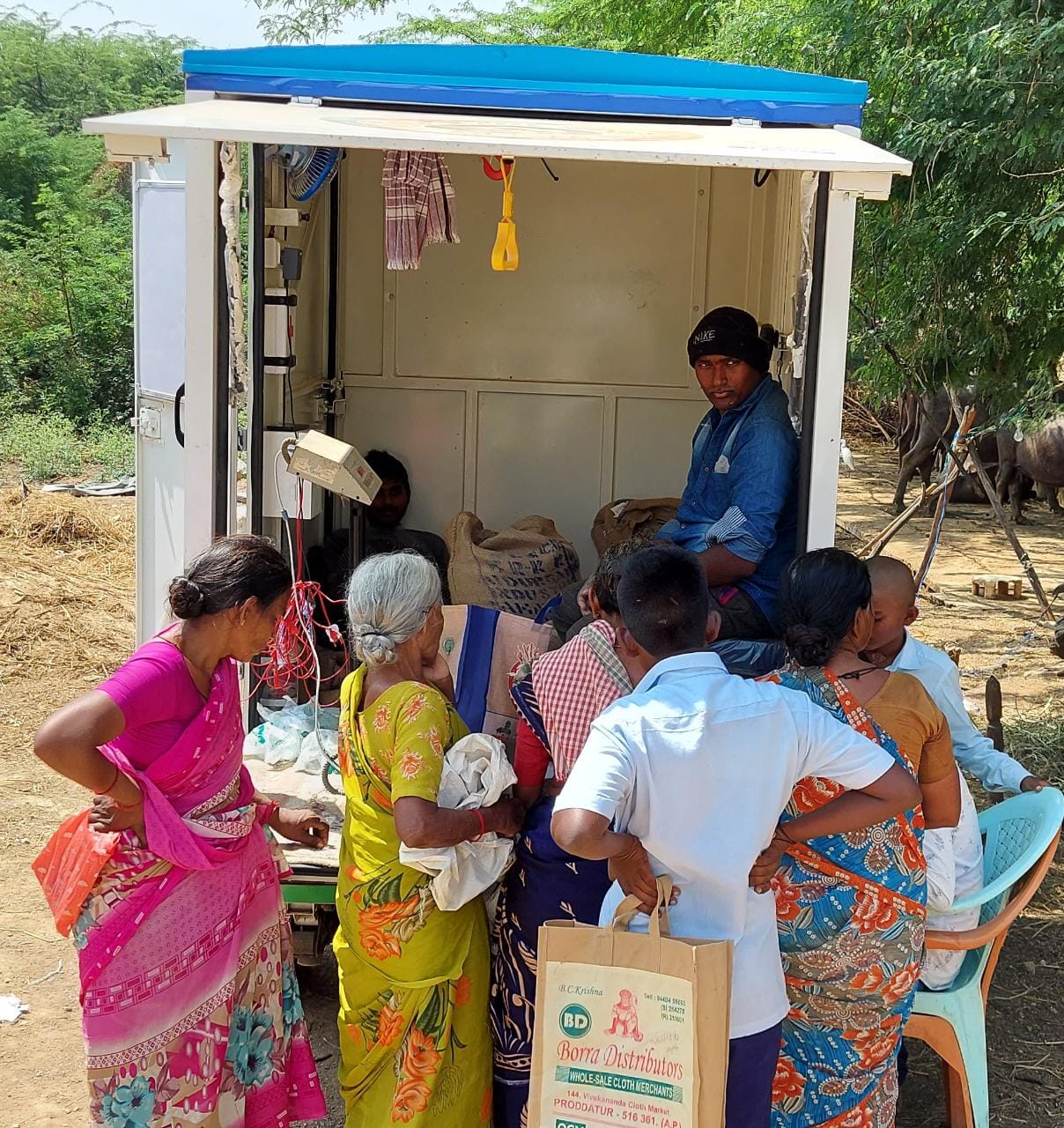 బియ్యం చక్కెర పంపిణీ చేస్తున్న ఎండియు ఆపరేటర్లు