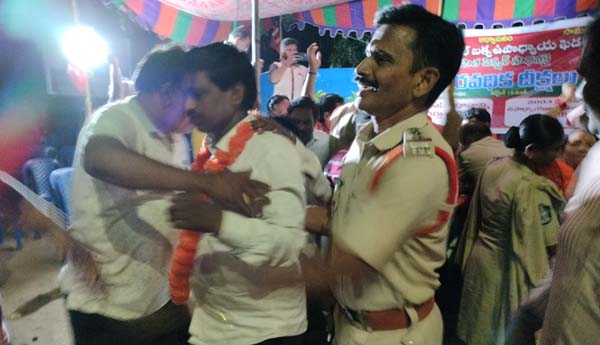 యుటిఎఫ్‌ నాయకులను అస్పత్రికి తరలిస్తున్న పోలీసులు