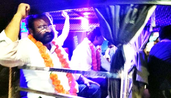 యుటిఎఫ్‌ నాయకులను అస్పత్రికి తరలిస్తున్న పోలీసులు