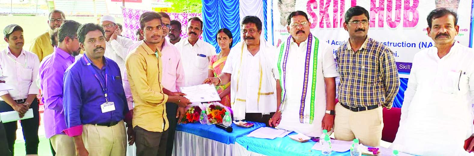 సర్టిఫికెట్లు పంపిణీ చేస్తున్న ఎమ్మెల్యే