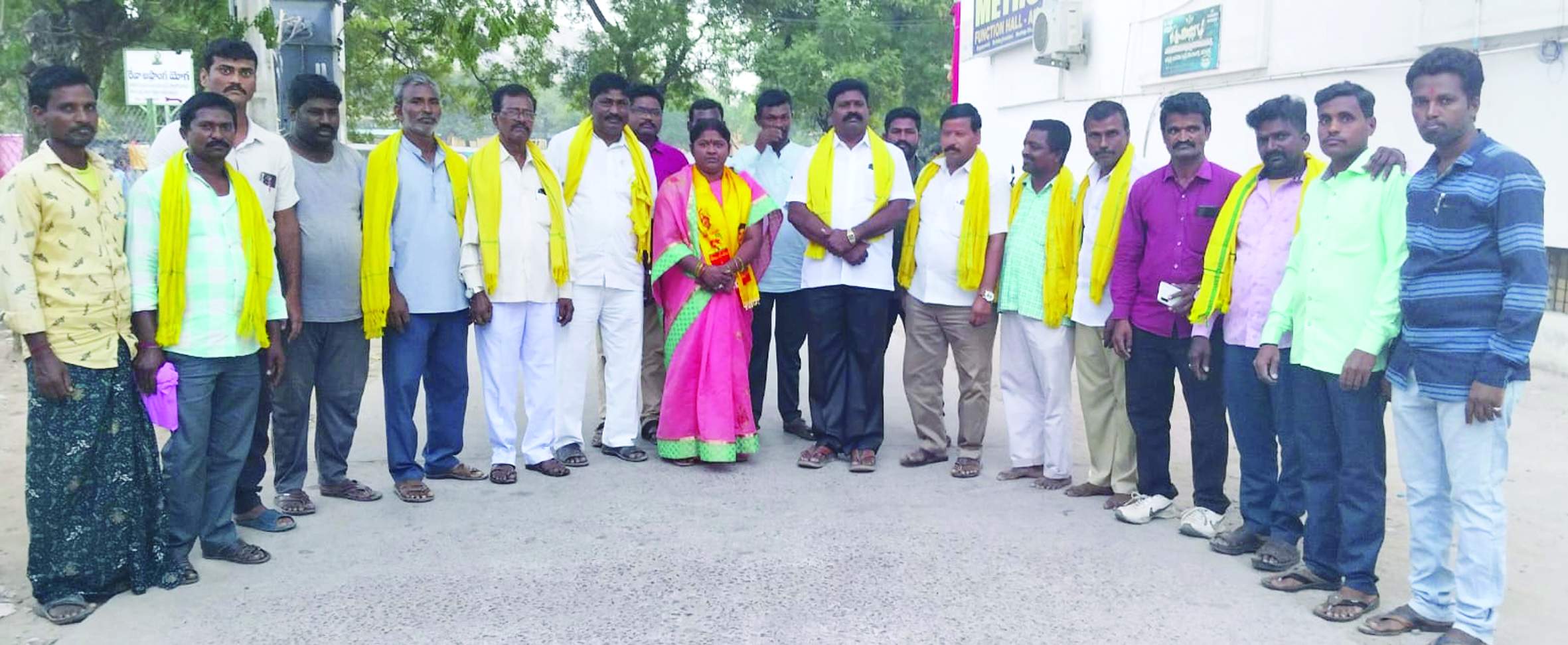 ఆదోనిలో సంబరాలు చేసుకుంటున్న నాయకులు