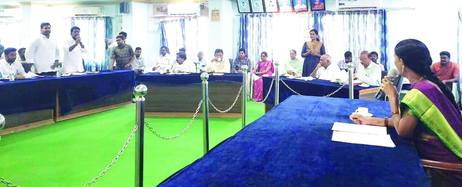 సమావేశంలో మాట్లాడుతున్న కౌన్సిలర్లు