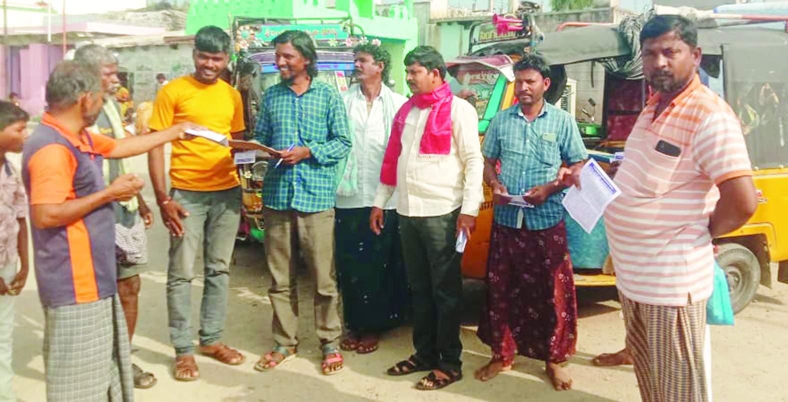 ఆదోనిలో కరపత్రాలను విడుదల చేస్తున్న నాయకులు