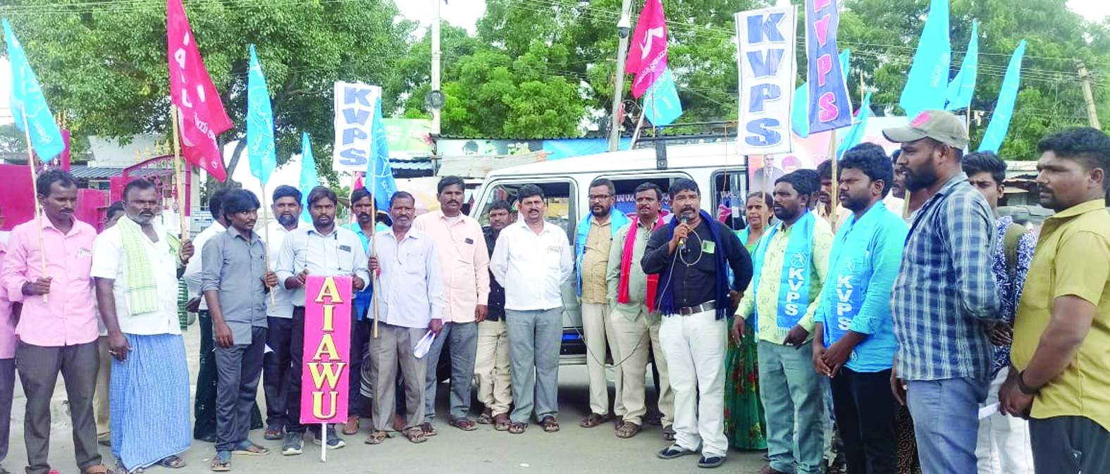 ఆదోనిలో మాట్లాడుతున్న ఆనంద్‌బాబు