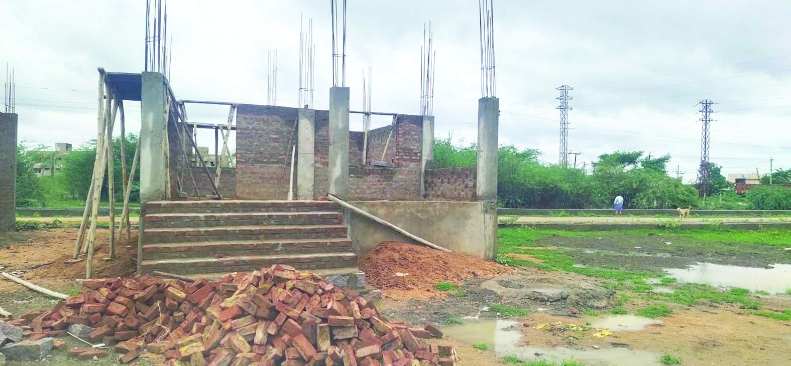 నాడు-నేడు కింద అసంపూర్తిగా నిలిచిన భవనం