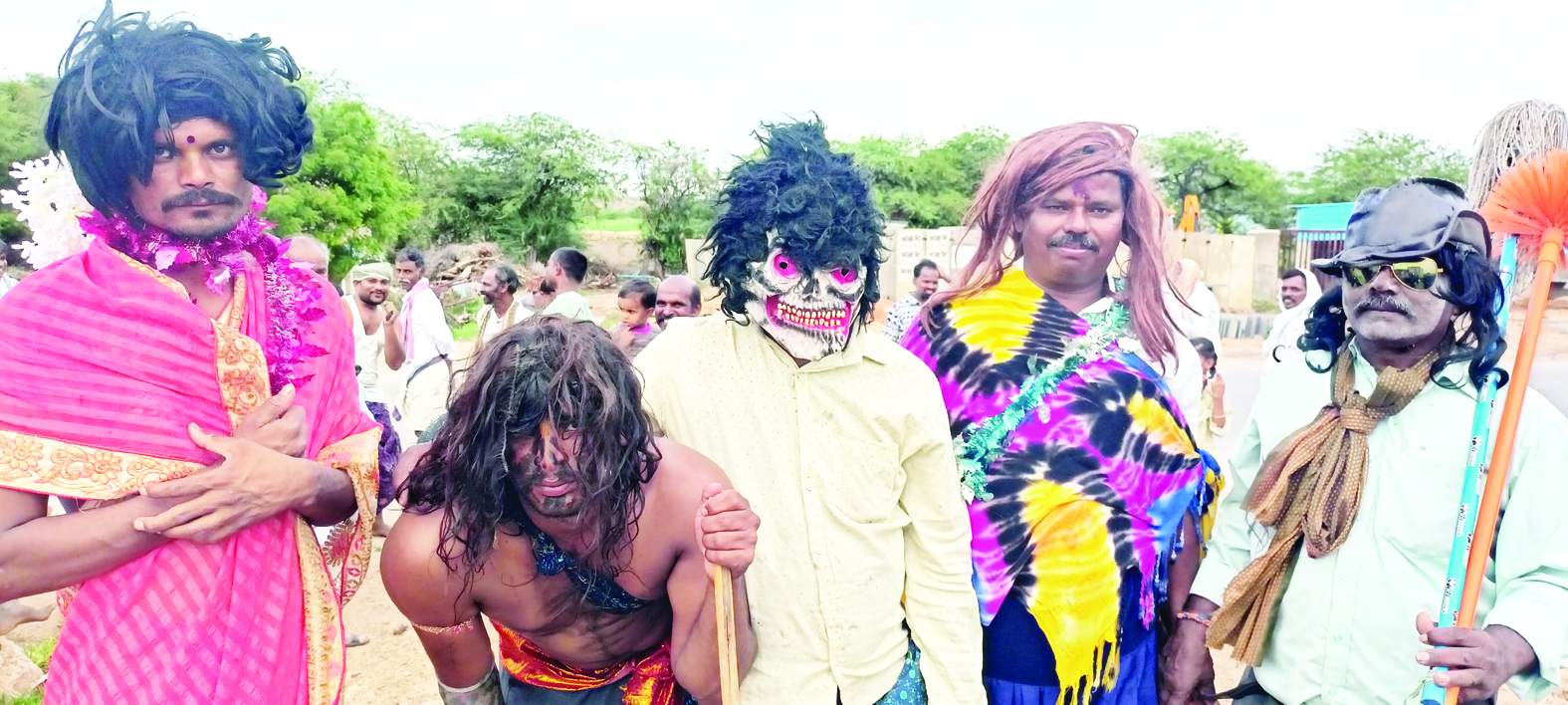 మనేకుర్తిలో విచిత్ర వేషధారణ