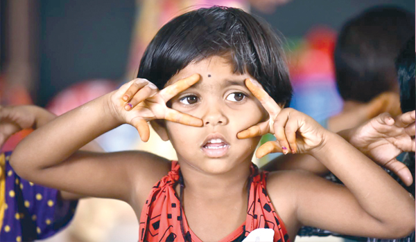 మాటలు నేర్చే వేళ మొదటి పలుకు అమ్మ భాషలోనే పలుకుతాం.. పెరిగి పెద్దయ్యి పాఠశాలకు వెళ్లే వరకూ అమ్మభాషలోనే ఎన్నో నేర్చుకుంటాం.. బడిలో పాఠ్యాంశాలు అమ్మభాషలోనే అవగాహన చేసుకుంటాం. అందుకే అమ్మభాష అంటే అందరికీ మక్కువే! ఆ ఇష్టం గురించి చెప్పే మాటలు, పాటలు మనకు ఎక్కువే! భాష కేవలం సమాచారం కోసమే కాదు.. అవసరపడే అక్షరం కలకాలం వెలుగొందుతుంది. పాలకుల ఆంగ్లభాషా మాధ్యమంపై మోజు..