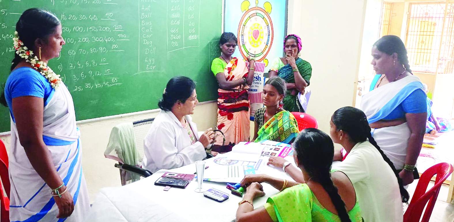 ఆస్పరిలో గర్భిణులను పరీక్షిస్తున్న డాక్టర్‌ గీతావాణి