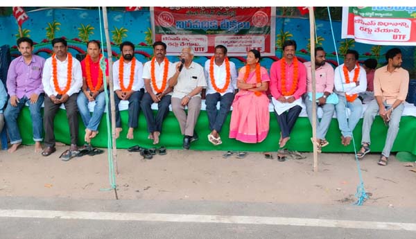 దీక్షలకు మద్దతు తెలుపుతున్న సిఐటియు రాష్ట్రప్రధాన కార్యదర్శి సిహెచ్‌ నర్సింగరావు
