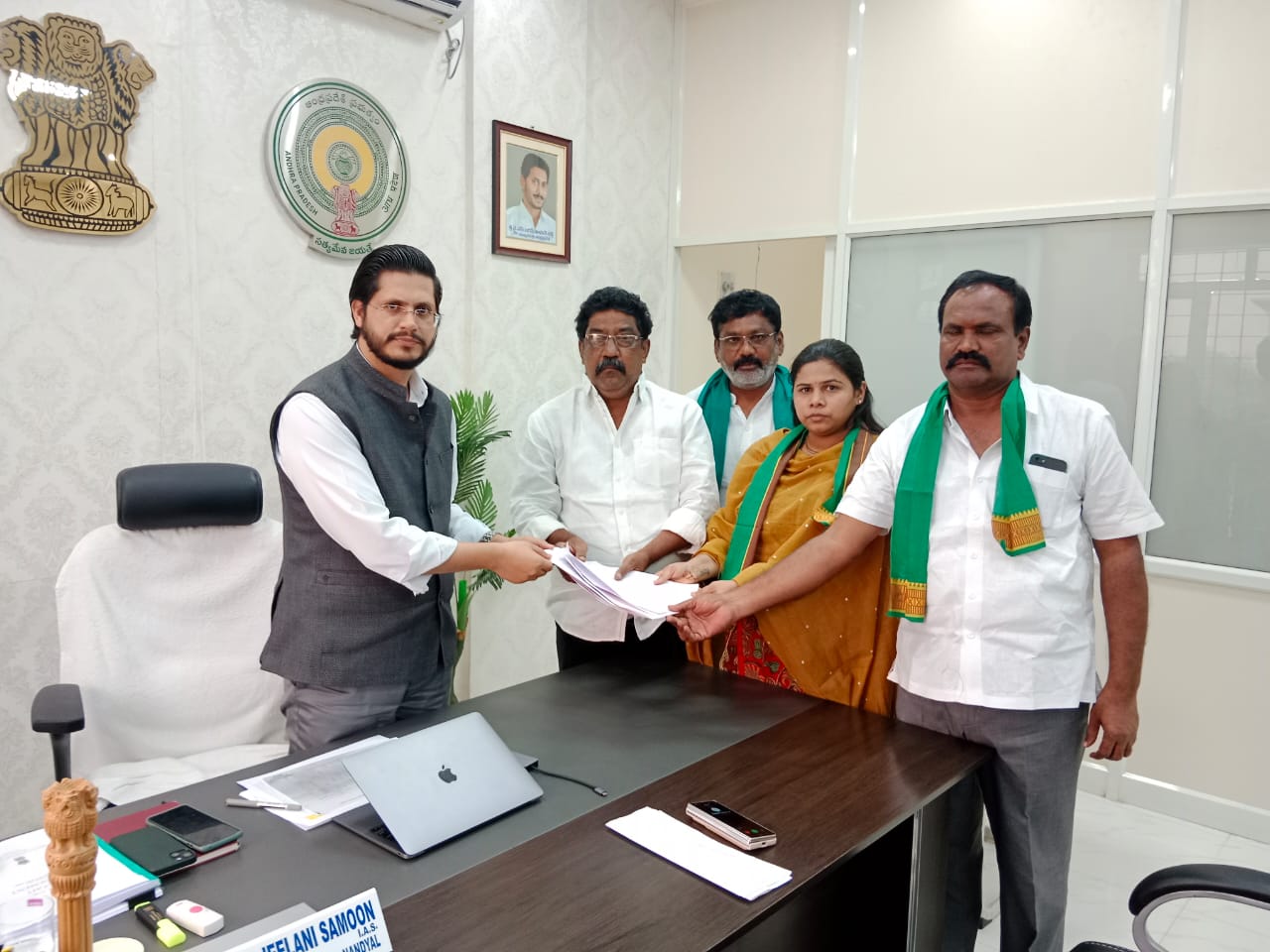 సాగునీరు ఇవ్వాలని కలెక్టర్‌కు వినతిపత్రం అందజేస్తున్న మాజీ మంత్రి అఖిలప్రియ