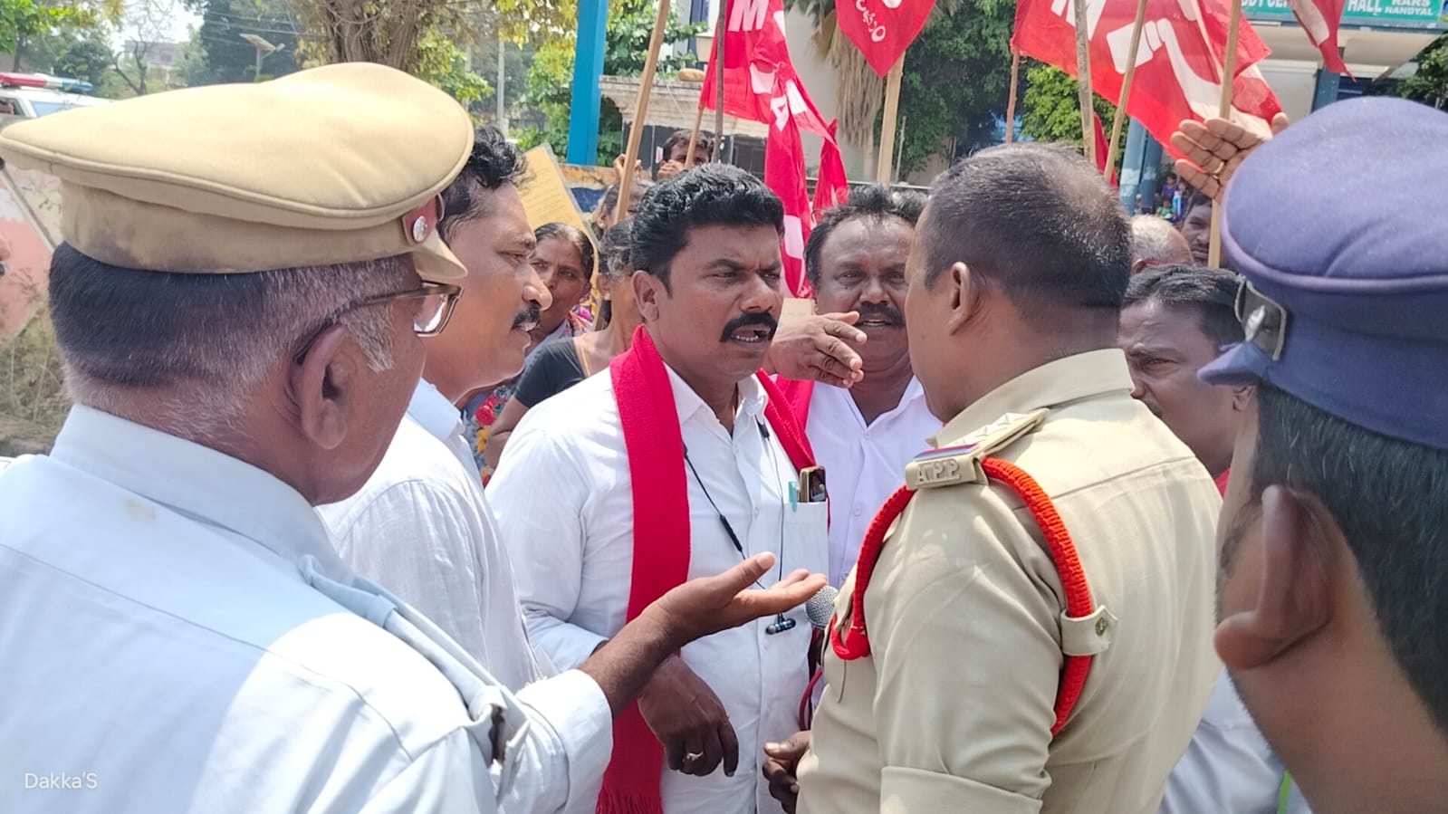 కలెక్టర్ ను కలిసేందుకు వెళుతున్న నాయకులను అడ్డుకుంటున్న త్రీ టౌన్ సీఐ నరసింహులు,పోలీస్ సిబ్బంది