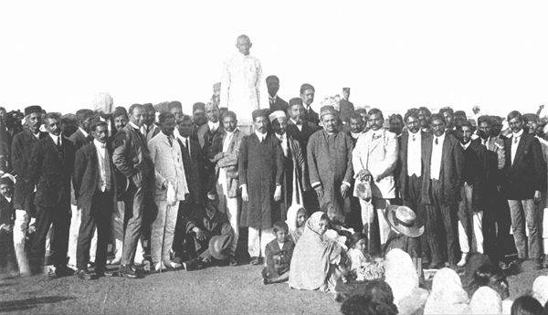 గాంధీ మార్గం.. అటూ.. ఇటూ..